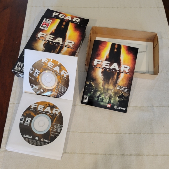 2005 FEAR PC Gamers Editors Choice Edition - Picture 5 of 16